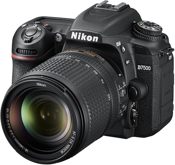 Câmera Nikon D7500 DSLR com Lente AF-S 18-140mm VR
